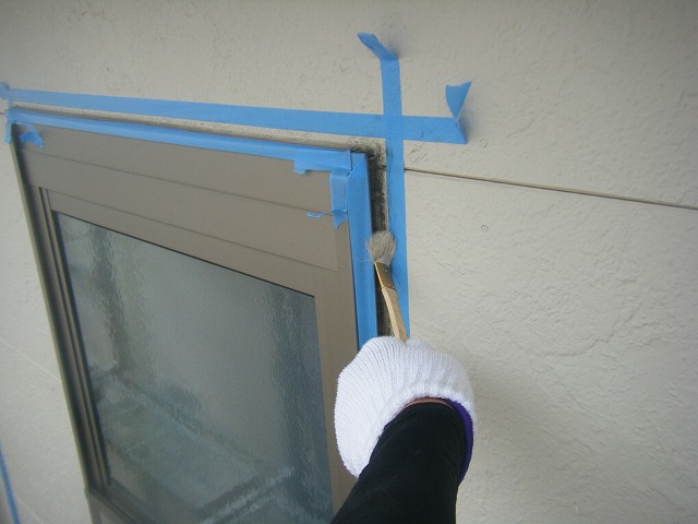 サッシ周りにプライマー塗布